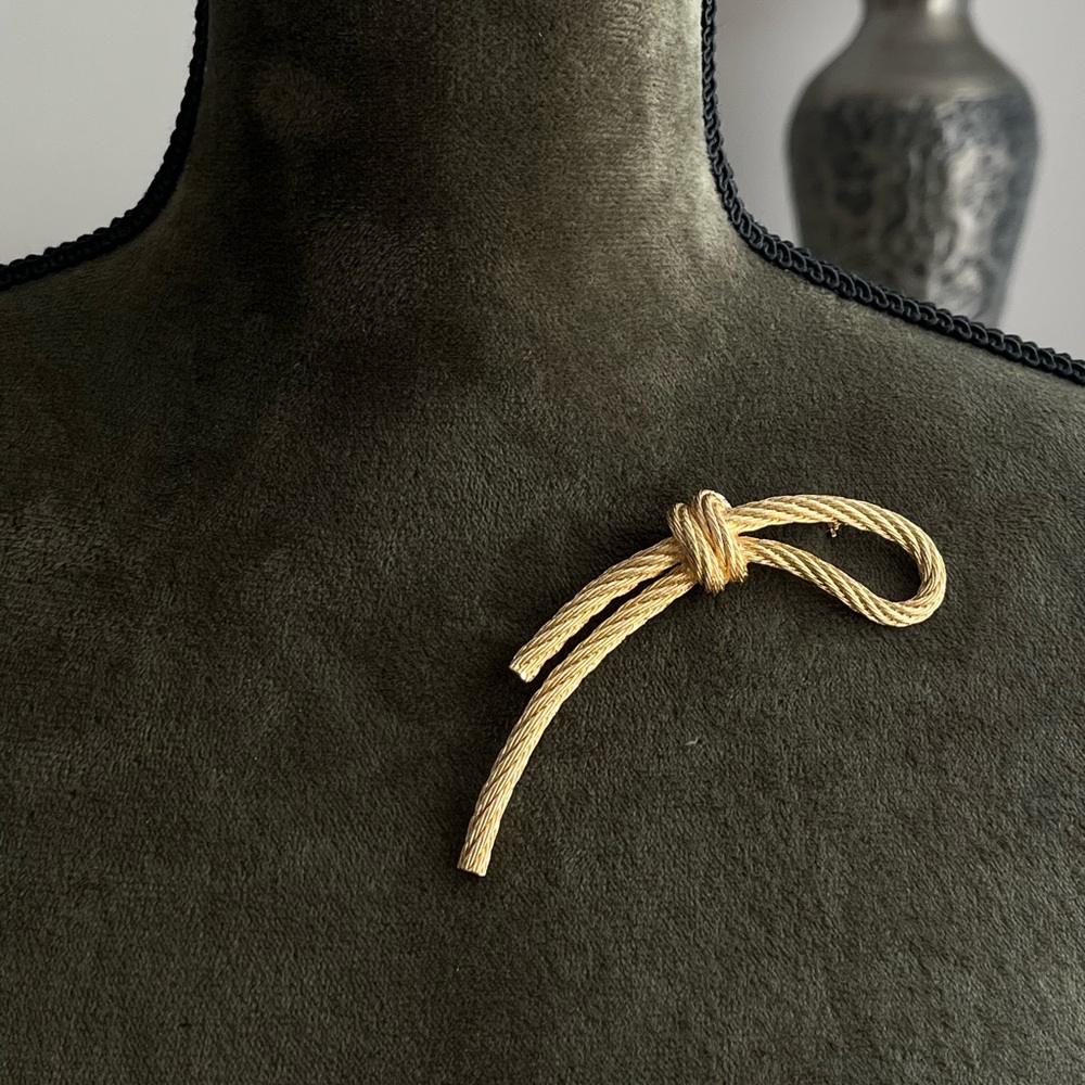Vintage Christian Dior Long Single Knot Hollow Rope Braided Brush Gold Brooch - Picture 2 of 7